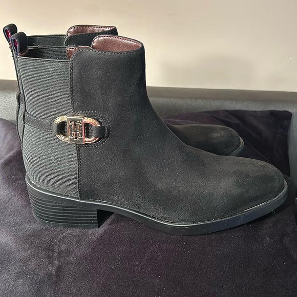 Tommy Hilfiger Imeria 2 Black Zip Bootie Women's size 8.5 - Picture 1 of 6